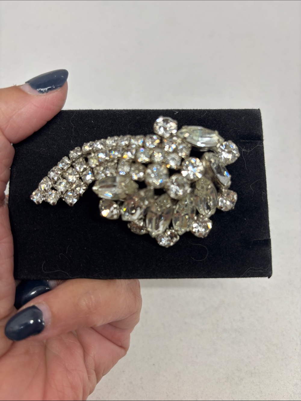 Beautiful Vintage Rhinestone Brooch - Picture 2 of 13